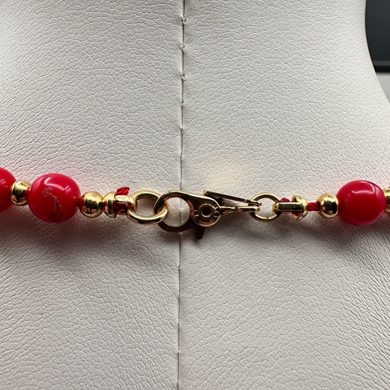 Vintage 80s Red Coral Style Bead Necklace Gold Tone Spacers Classic Fashion - Thumbnail 9