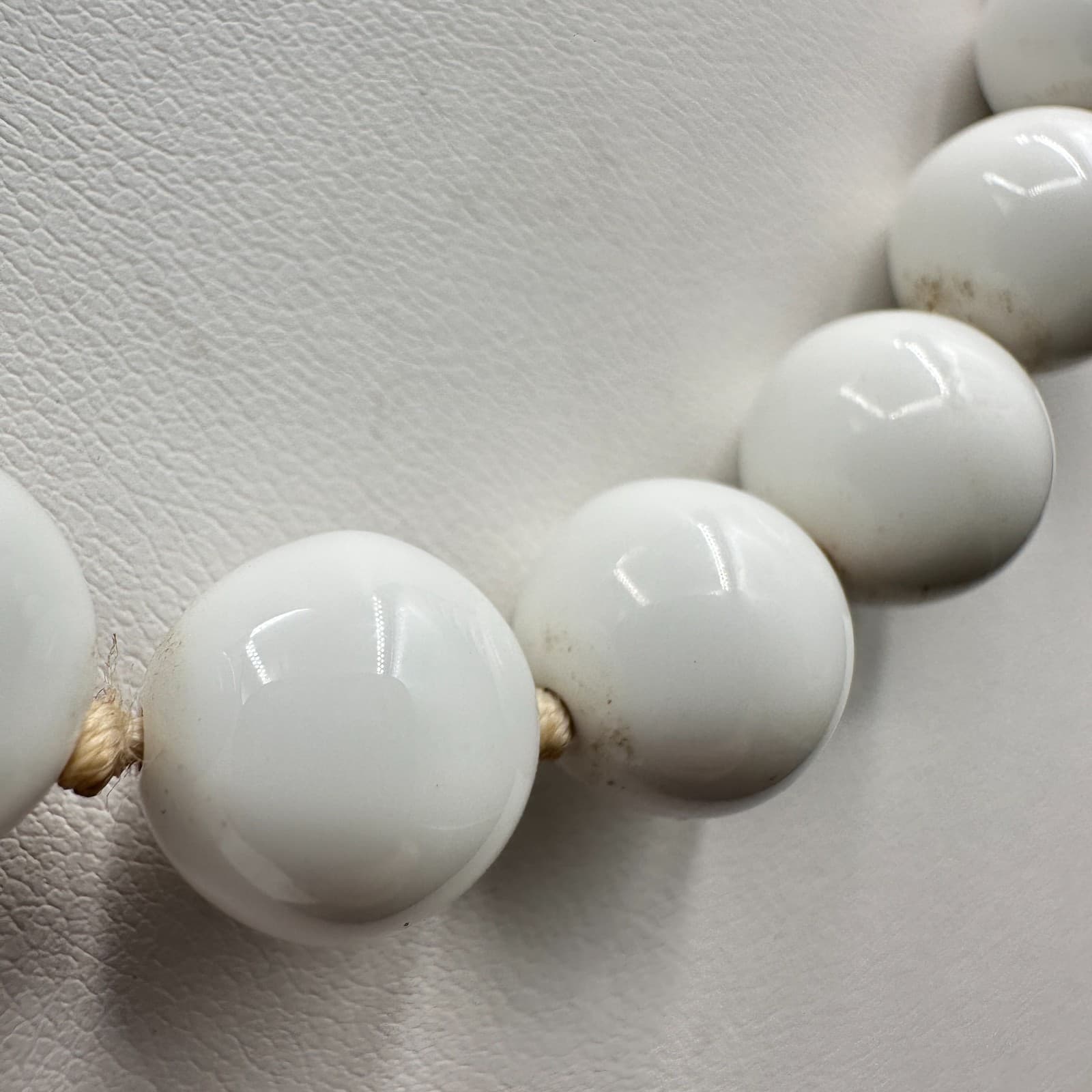 Vintage 90s Chunky White Lucite Bead Necklace Gold-Tone Accents Retro Jewelry - Thumbnail 5