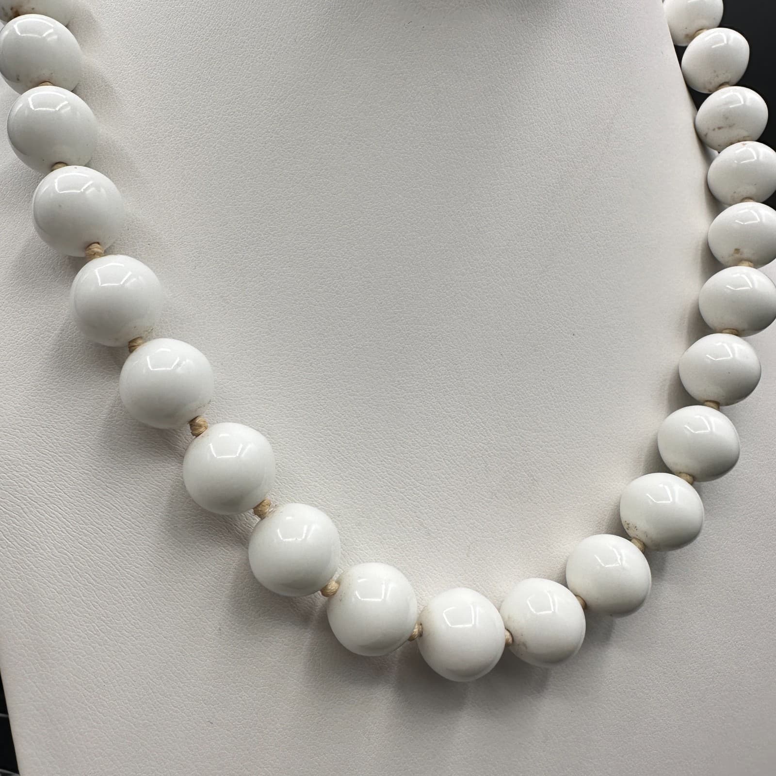 Vintage 90s Chunky White Lucite Bead Necklace Gold-Tone Accents Retro Jewelry - Thumbnail 2