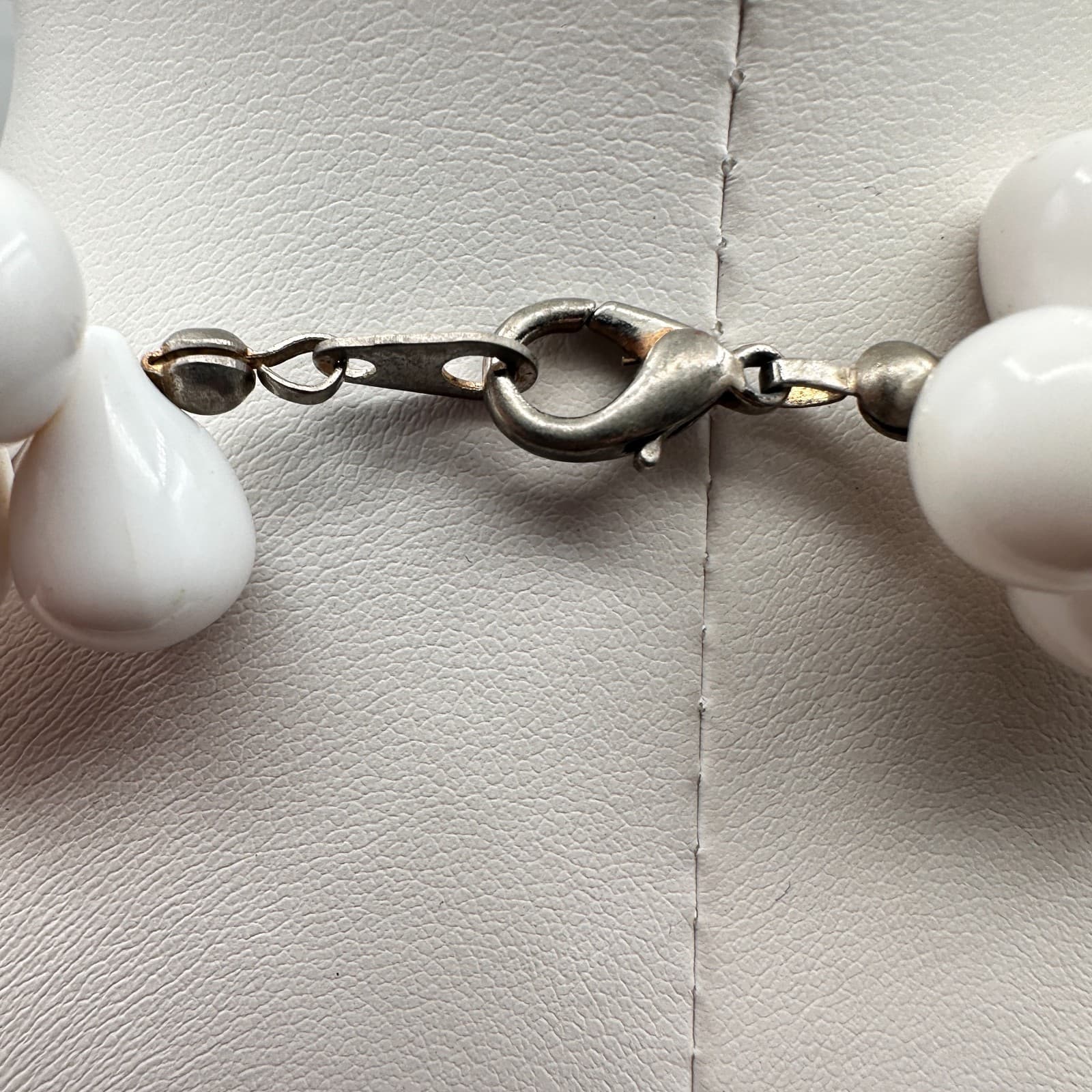 Vintage 80s White Teardrop Bead Necklace Gold Tone Accents Chunky Statement - Thumbnail 7