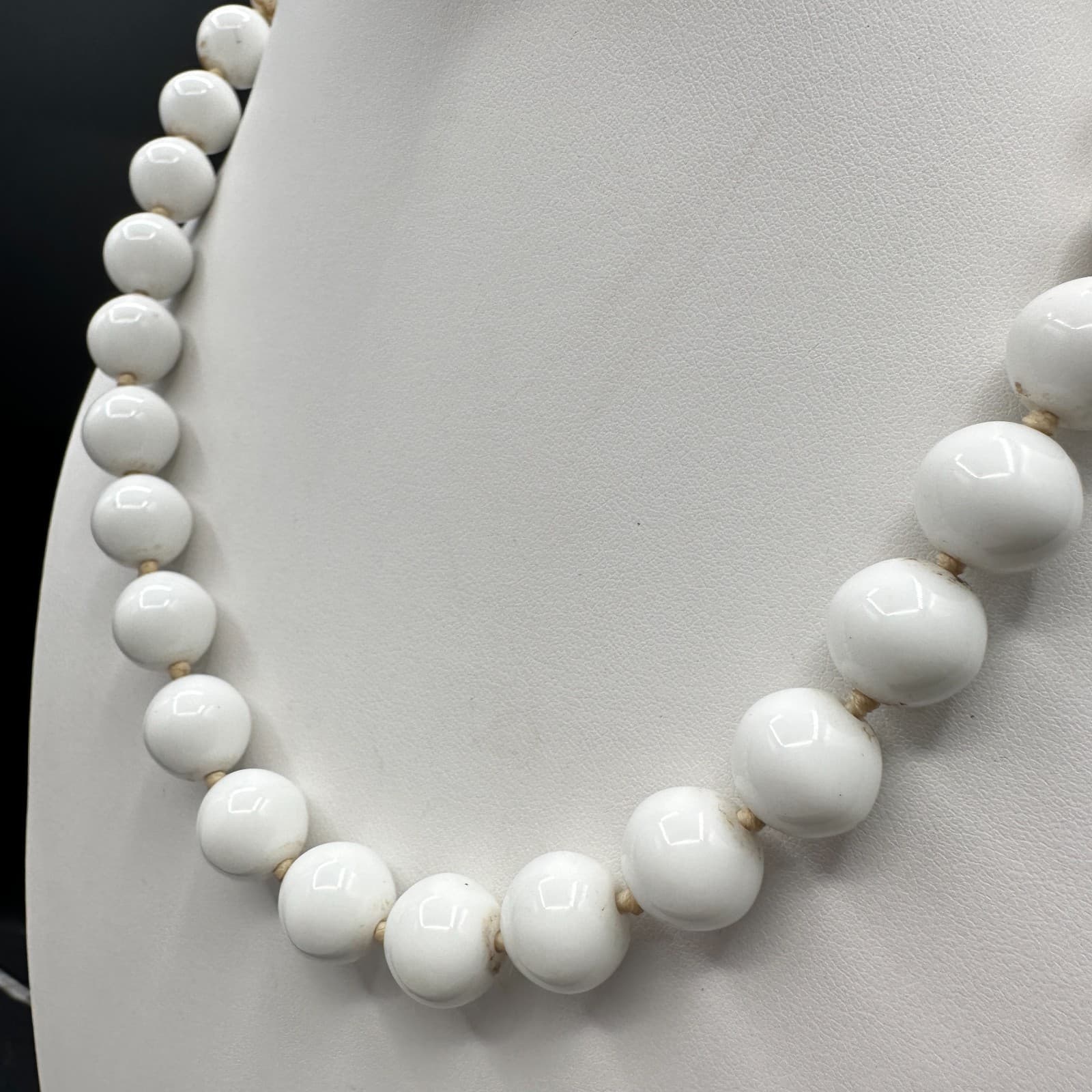 Vintage 90s Chunky White Lucite Bead Necklace Gold-Tone Accents Retro Jewelry - Thumbnail 6
