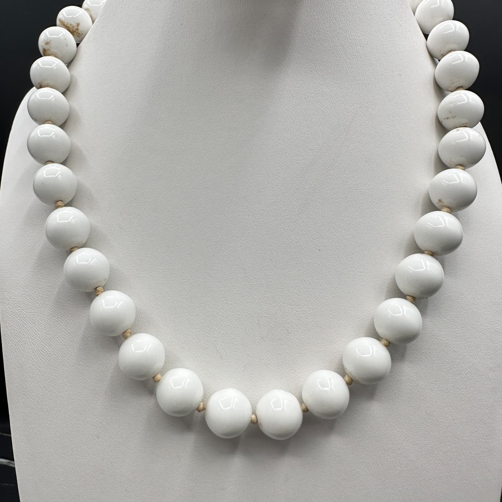 Vintage 90s Chunky White Lucite Bead Necklace Gold-Tone Accents Retro Jewelry - Thumbnail 7