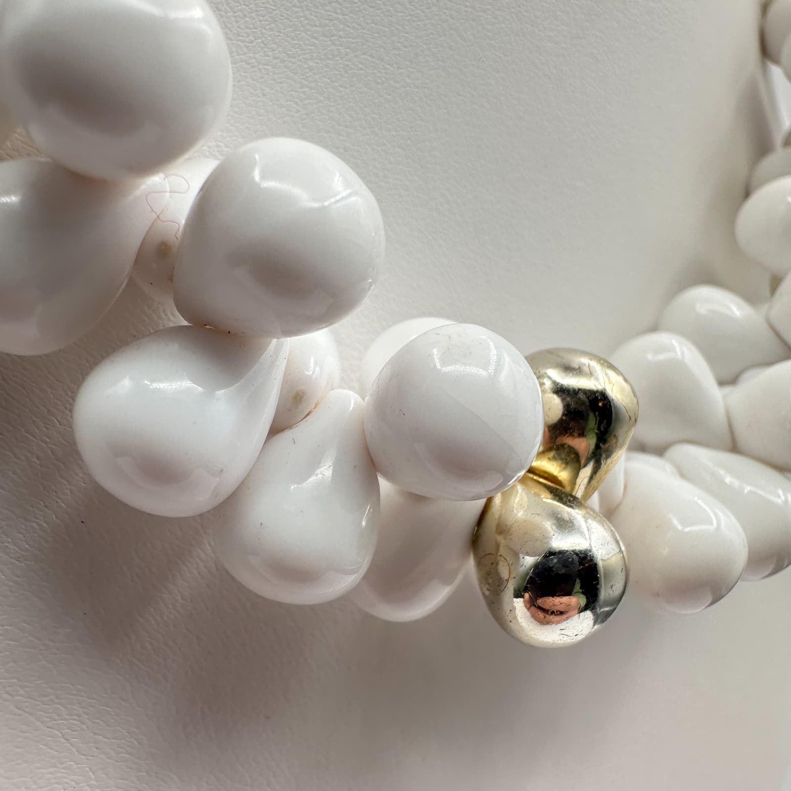 Vintage 80s White Teardrop Bead Necklace Gold Tone Accents Chunky Statement - Thumbnail 3