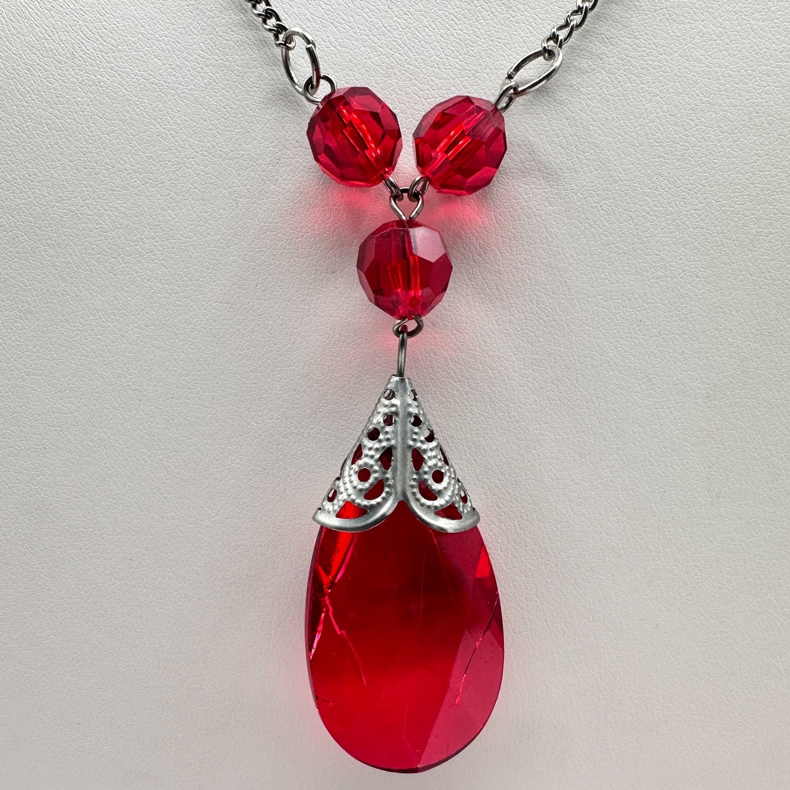 Vintage 90s Red Teardrop Pendant Necklace Silver Tone Chain Fashion Jewelry - Thumbnail 2