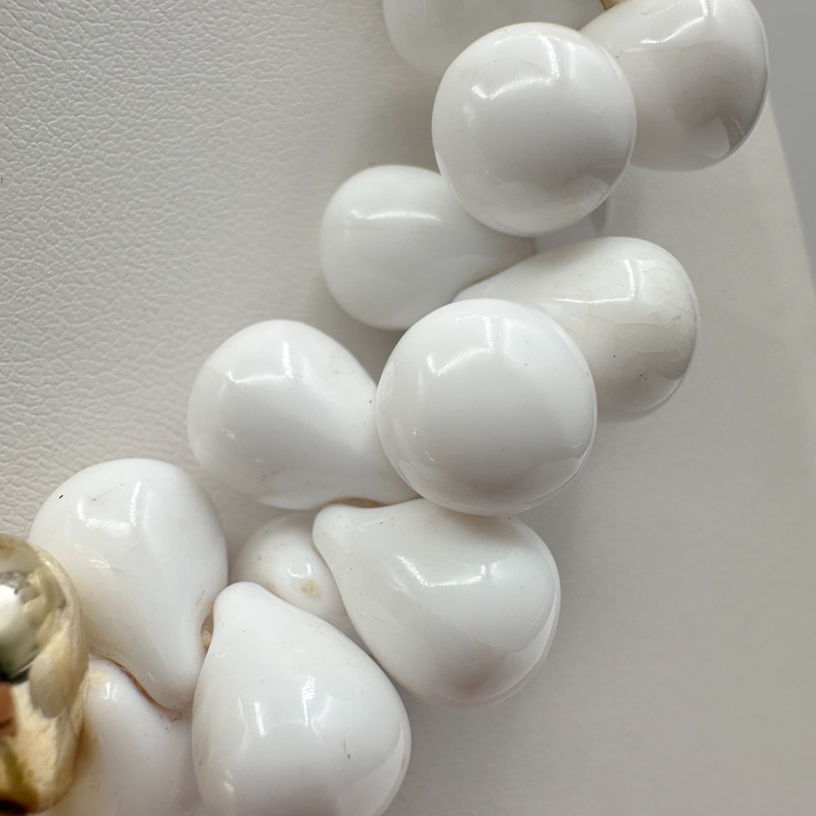 Vintage 80s White Teardrop Bead Necklace Gold Tone Accents Chunky Statement - Thumbnail 5