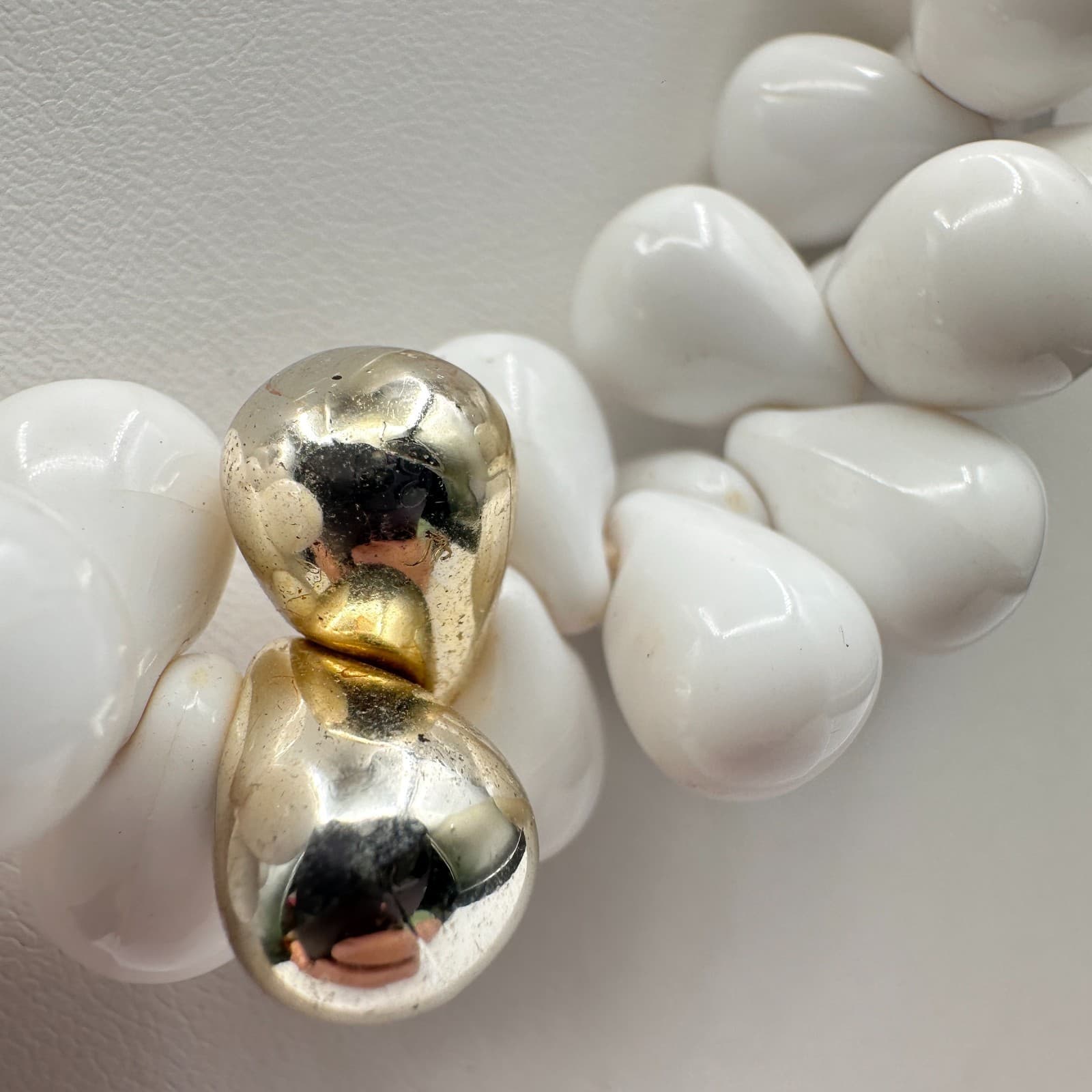 Vintage 80s White Teardrop Bead Necklace Gold Tone Accents Chunky Statement - Thumbnail 4