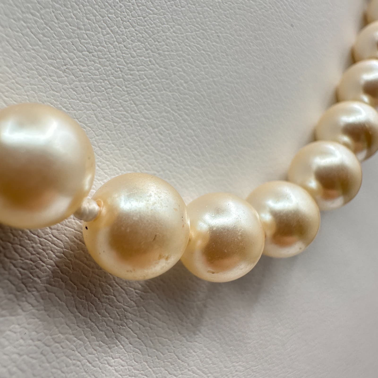 Vintage 90s Ivory Cream Faux Pearl Single Strand Necklace Choker Classic Jewelry - Thumbnail 3