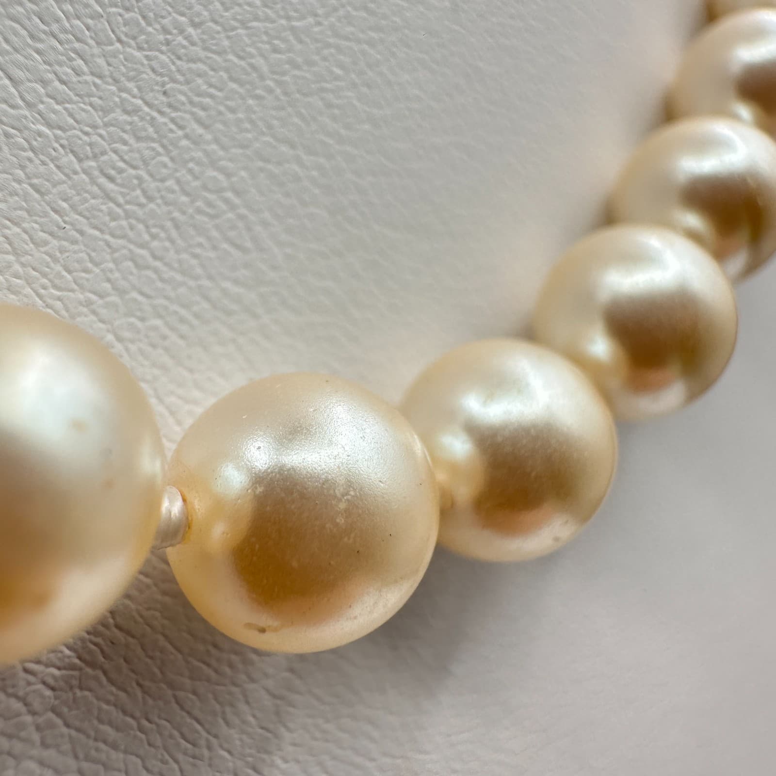 Vintage 90s Ivory Cream Faux Pearl Single Strand Necklace Choker Classic Jewelry - Thumbnail 4