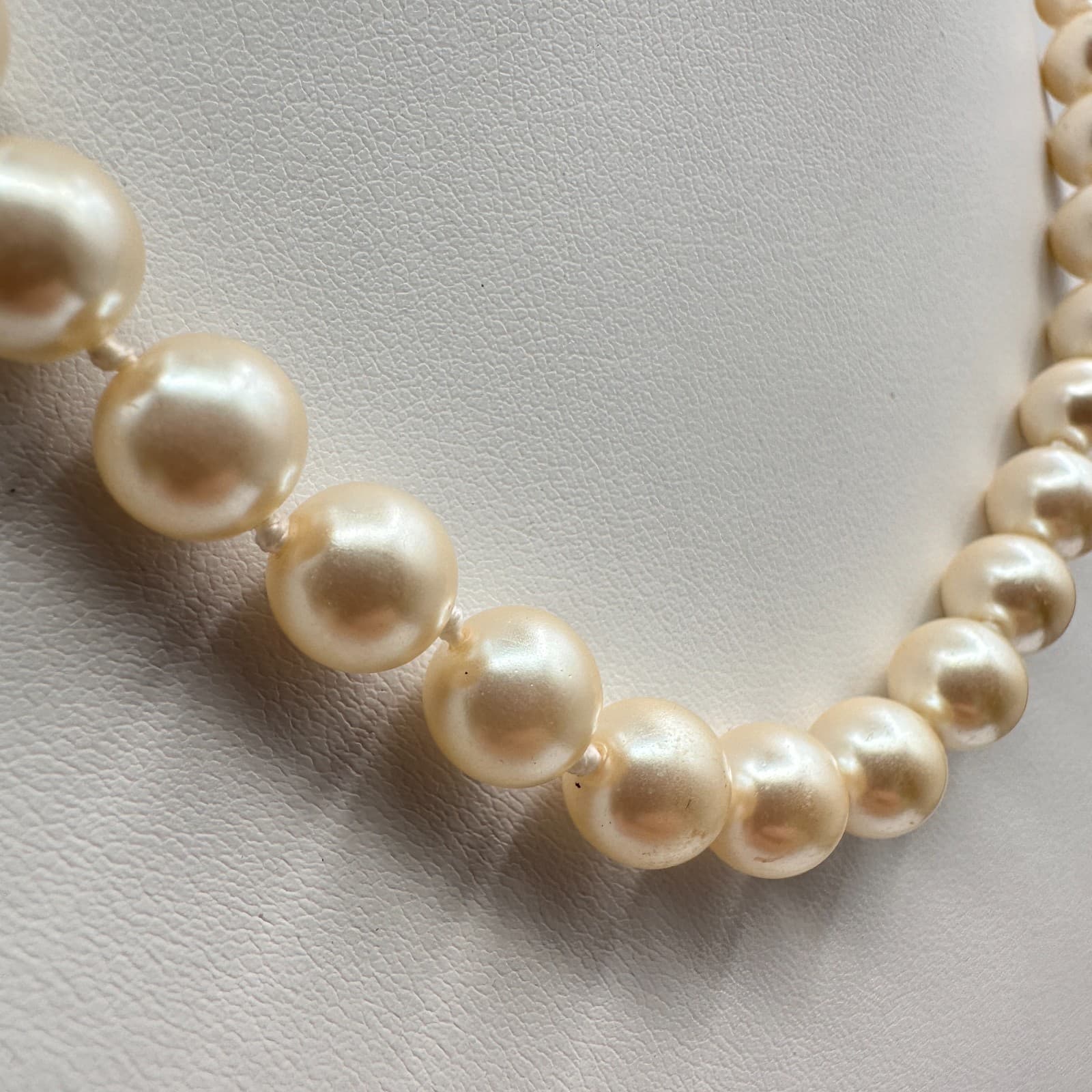 Vintage 90s Ivory Cream Faux Pearl Single Strand Necklace Choker Classic Jewelry - Thumbnail 2