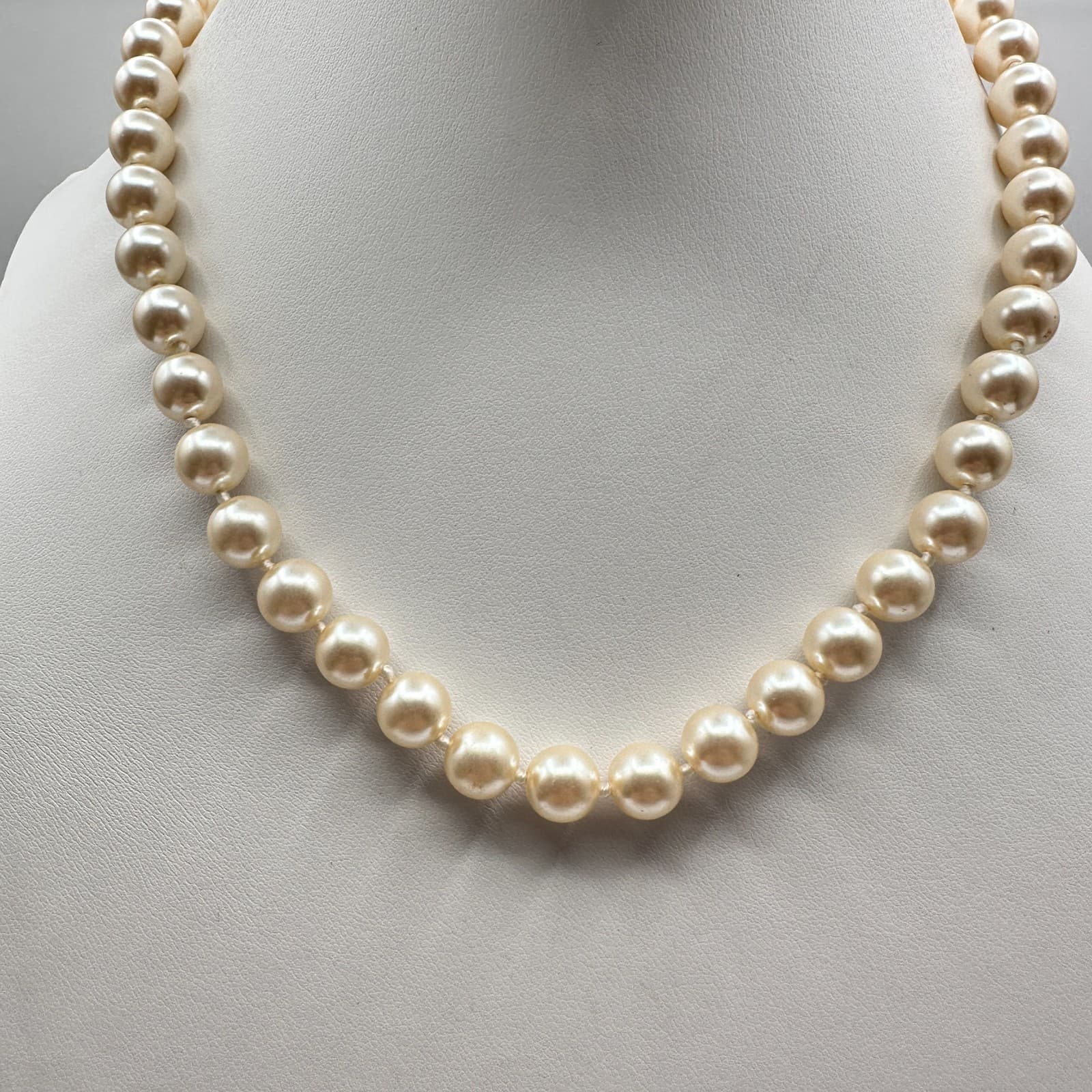 Vintage 90s Ivory Cream Faux Pearl Single Strand Necklace Choker Classic Jewelry - Image 1