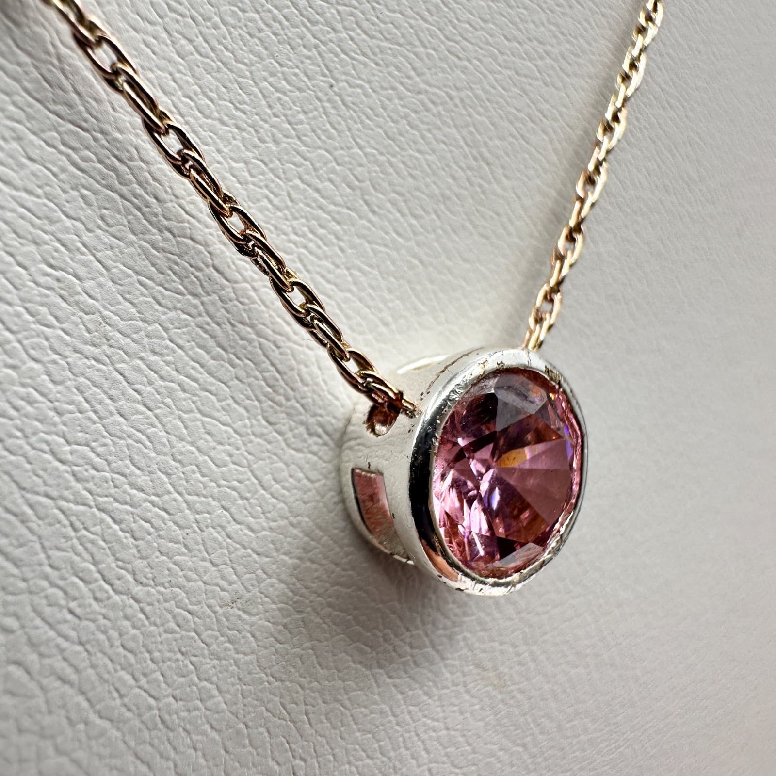 Vintage 90s Gold Tone Pink Rhinestone Pendant Necklace Women's Classic Jewelry - Thumbnail 3