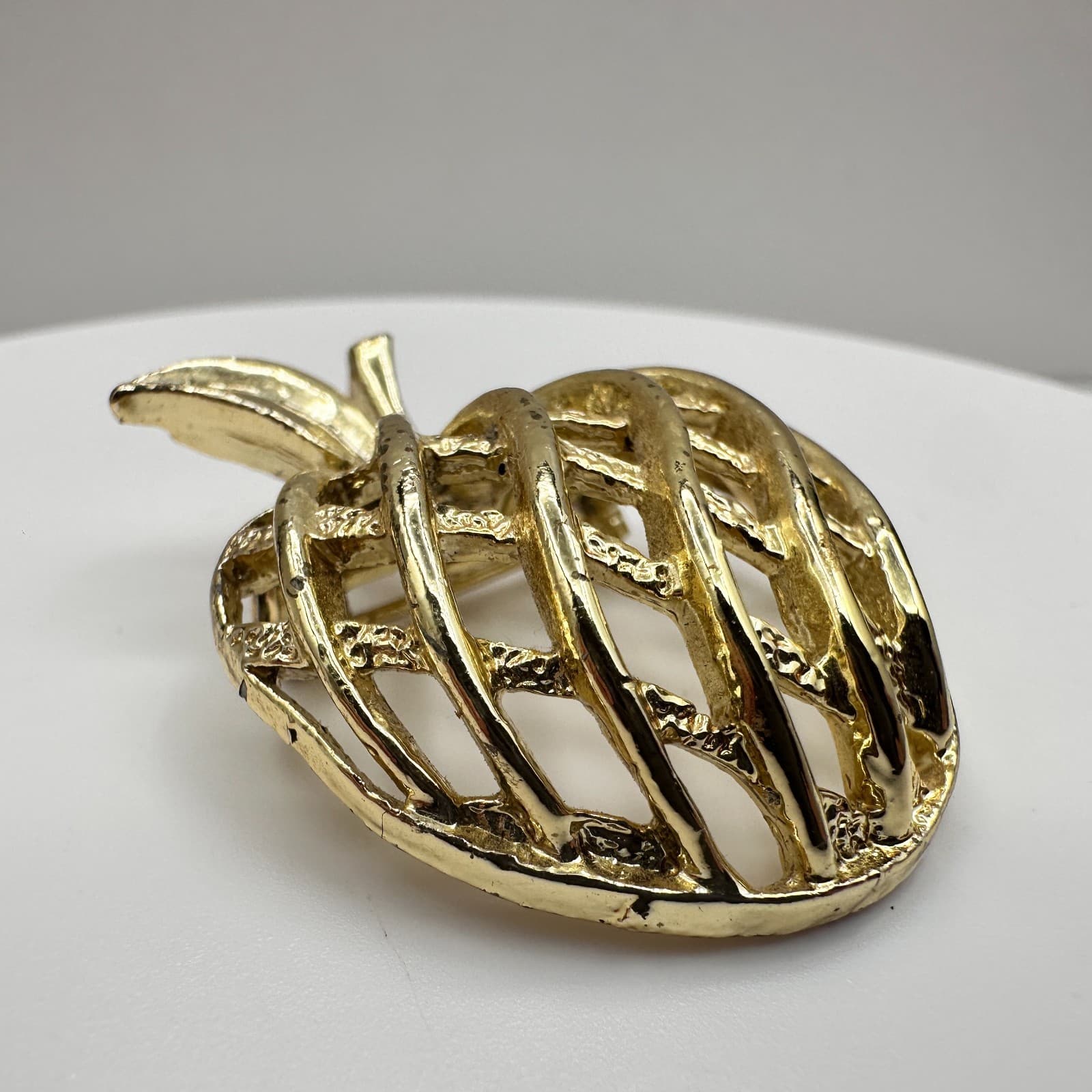 Vintage 80s Gold Tone Apple Lattice Brooch Pin Women's Classic Fashion Jewelry - Thumbnail 3