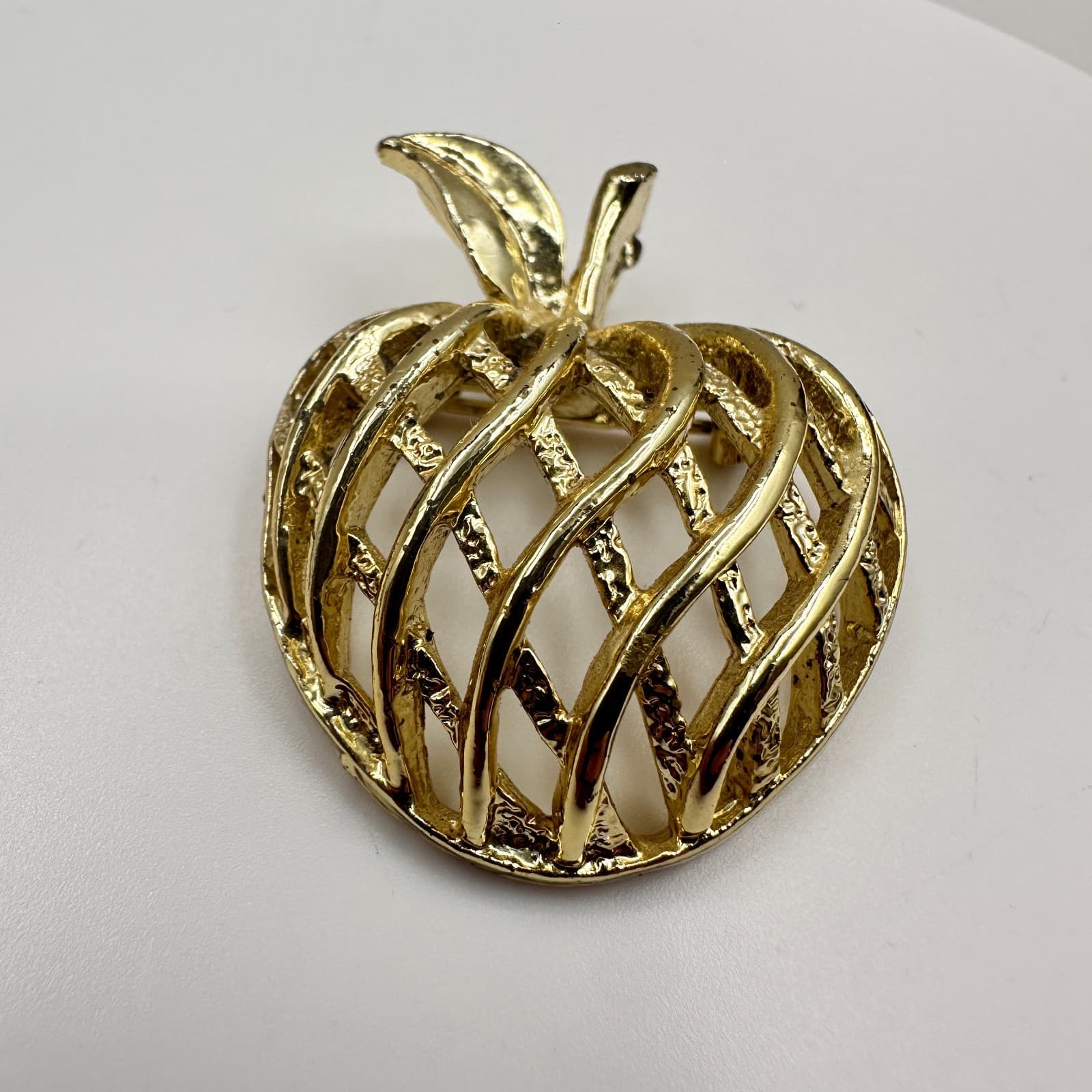 Vintage 80s Gold Tone Apple Lattice Brooch Pin Women's Classic Fashion Jewelry - Thumbnail 2