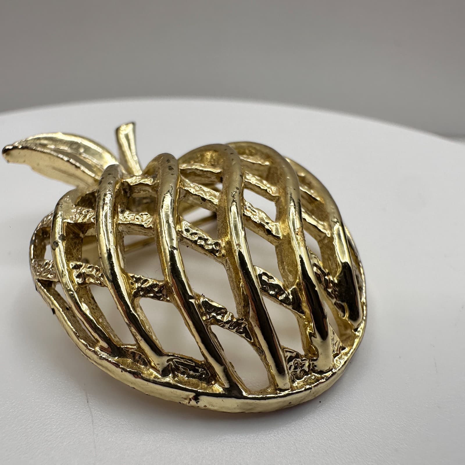 Vintage 80s Gold Tone Apple Lattice Brooch Pin Women's Classic Fashion Jewelry - Thumbnail 4