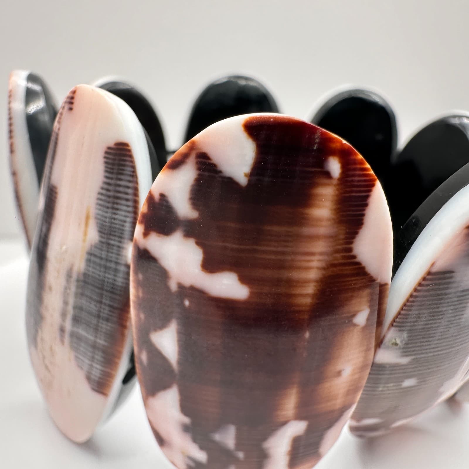 Vintage 90s Chunky Shell Stretch Bracelet Brown & Cream Boho Statement Jewelry - Thumbnail 3