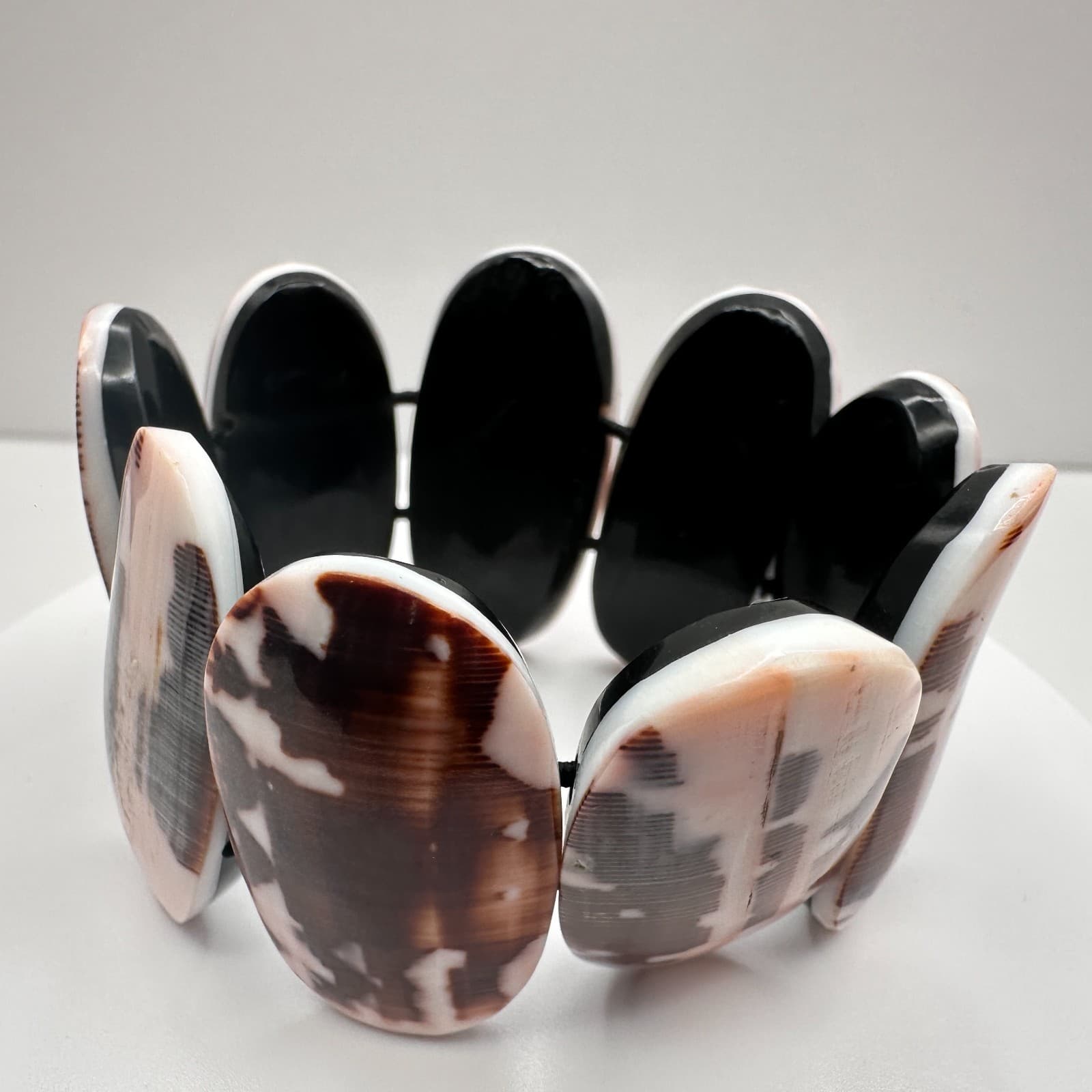 Vintage 90s Chunky Shell Stretch Bracelet Brown & Cream Boho Statement Jewelry - Thumbnail 2