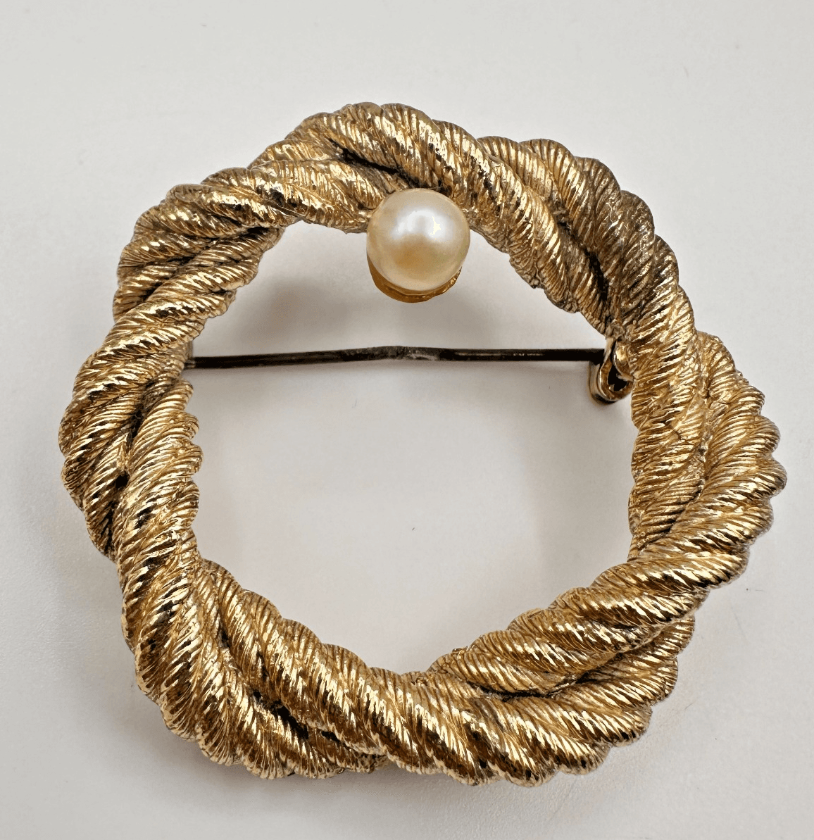 Vintage 80s Gold Tone Cream Faux Pearl Twisted Rope Brooch Pin Women's Jewelry - Image 1