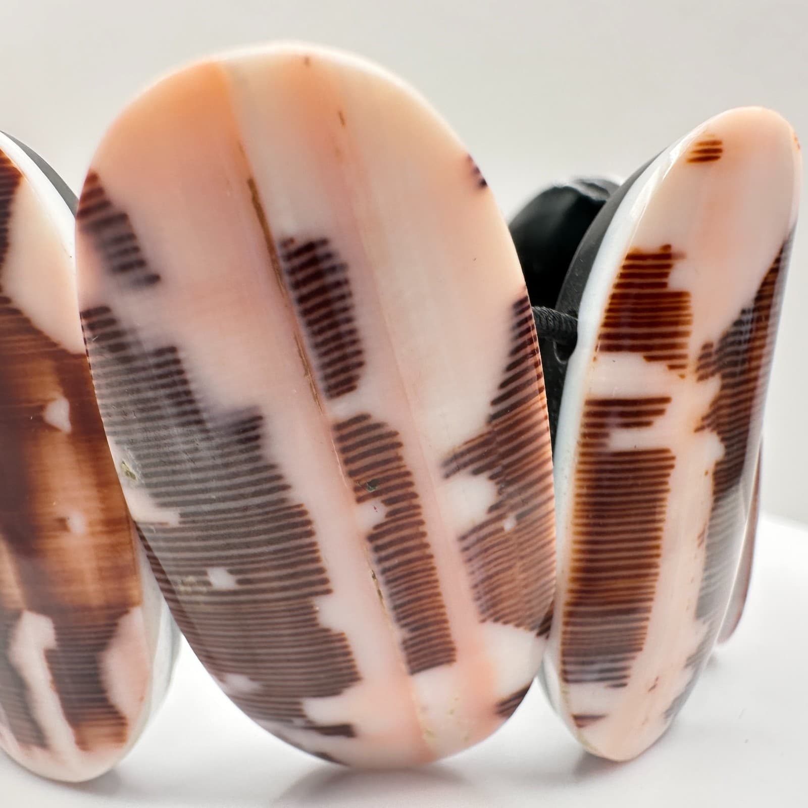 Vintage 90s Chunky Shell Stretch Bracelet Brown & Cream Boho Statement Jewelry - Thumbnail 6