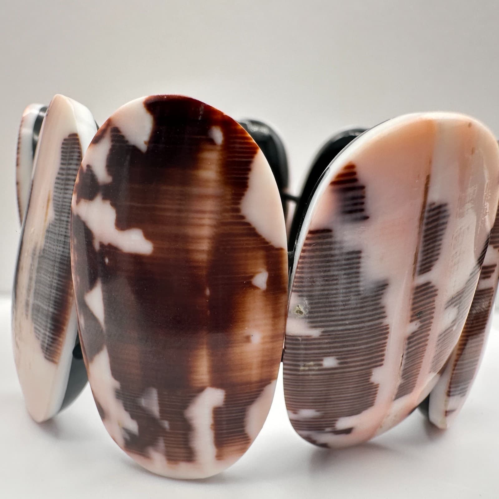 Vintage 90s Chunky Shell Stretch Bracelet Brown & Cream Boho Statement Jewelry - Thumbnail 4