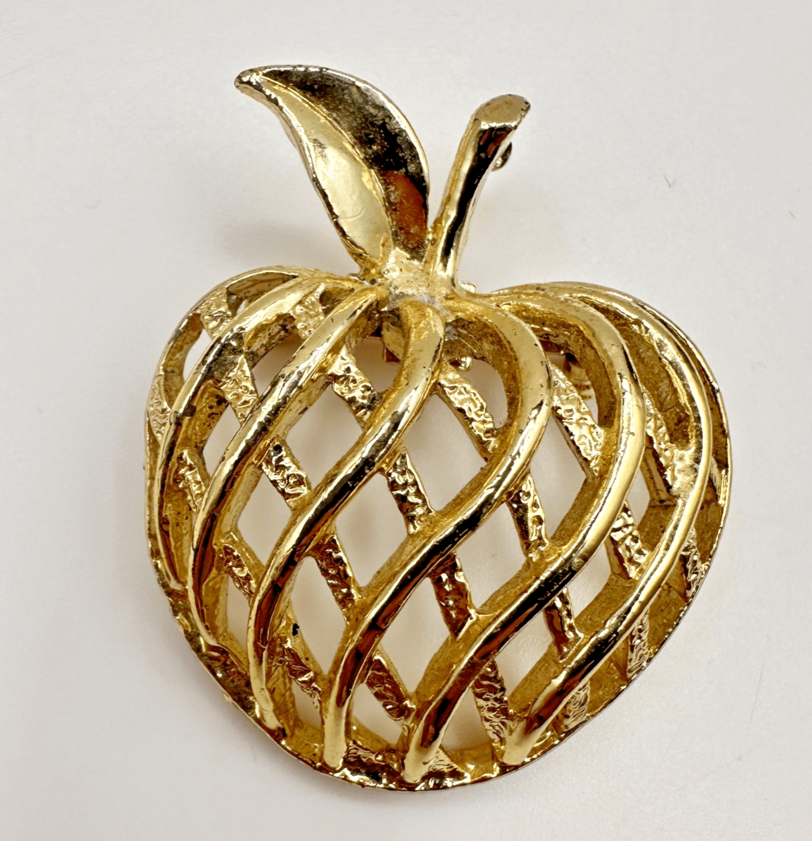 Vintage 80s Gold Tone Apple Lattice Brooch Pin Women's Classic Fashion Jewelry - Image 1