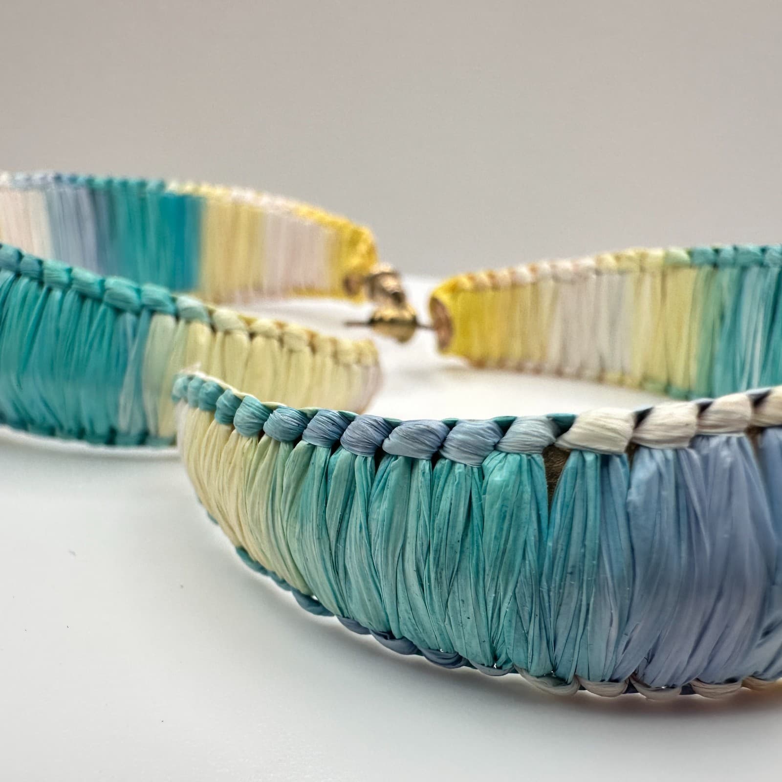 Vintage 80s Raffia Wrapped Hoop Earrings Boho Women's Classic Fashion Jewelry - Thumbnail 2