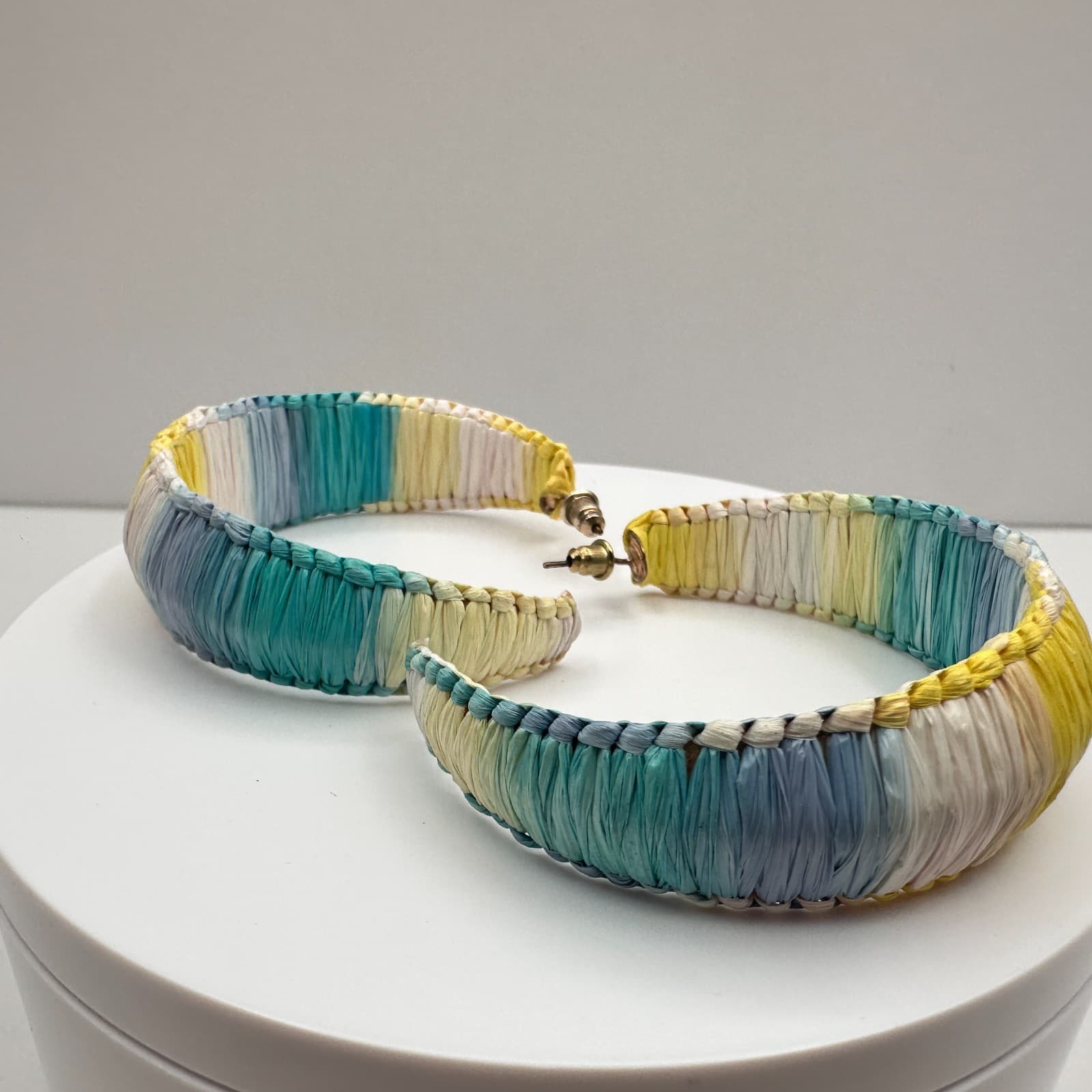 Vintage 80s Raffia Wrapped Hoop Earrings Boho Women's Classic Fashion Jewelry - Image 1