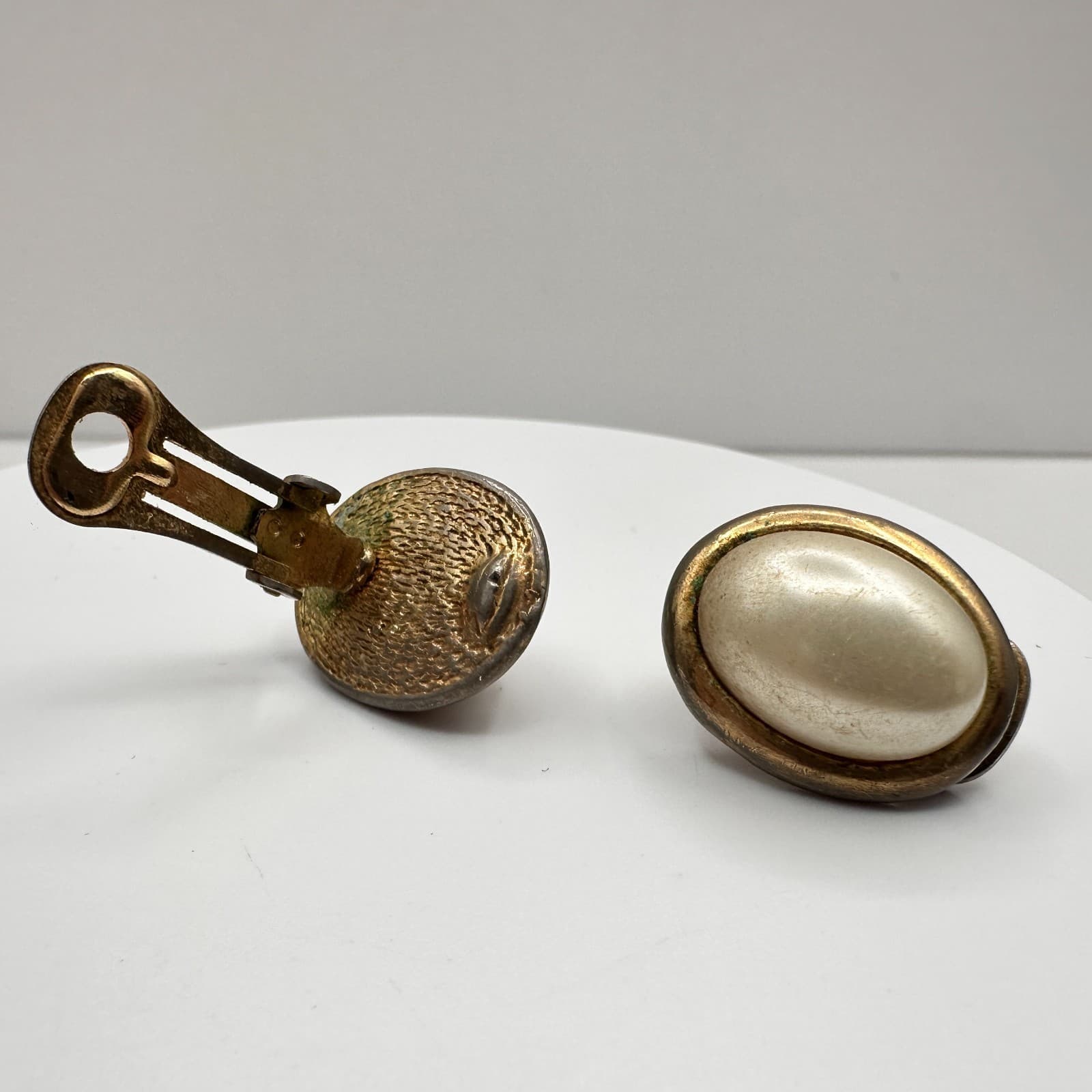 Vintage 80s 90s Gold Tone Cream Faux Pearl Clip On Earrings Statement Jewelry - Thumbnail 4