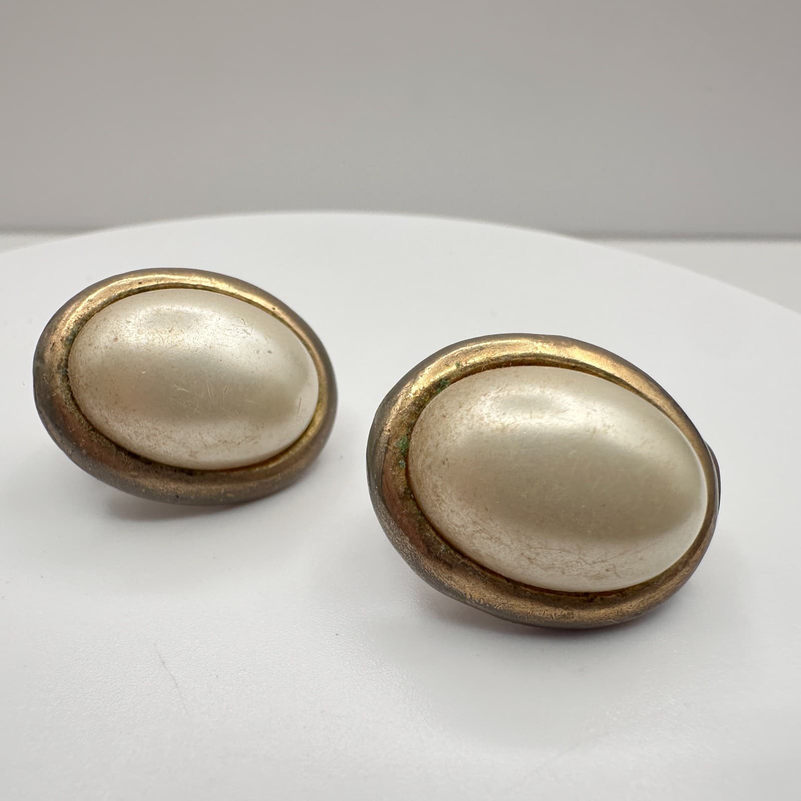 Vintage 80s 90s Gold Tone Cream Faux Pearl Clip On Earrings Statement Jewelry - Thumbnail 3