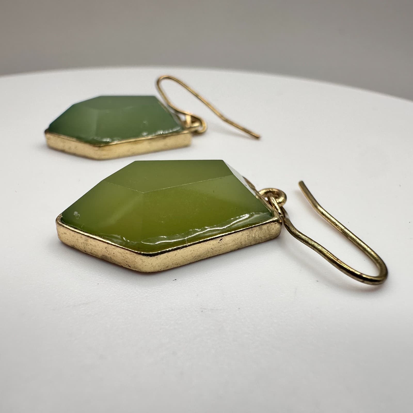 Vintage 90s Green Stone Dangle Earrings Gold Tone Geometric Shield Boho Fashion - Thumbnail 4