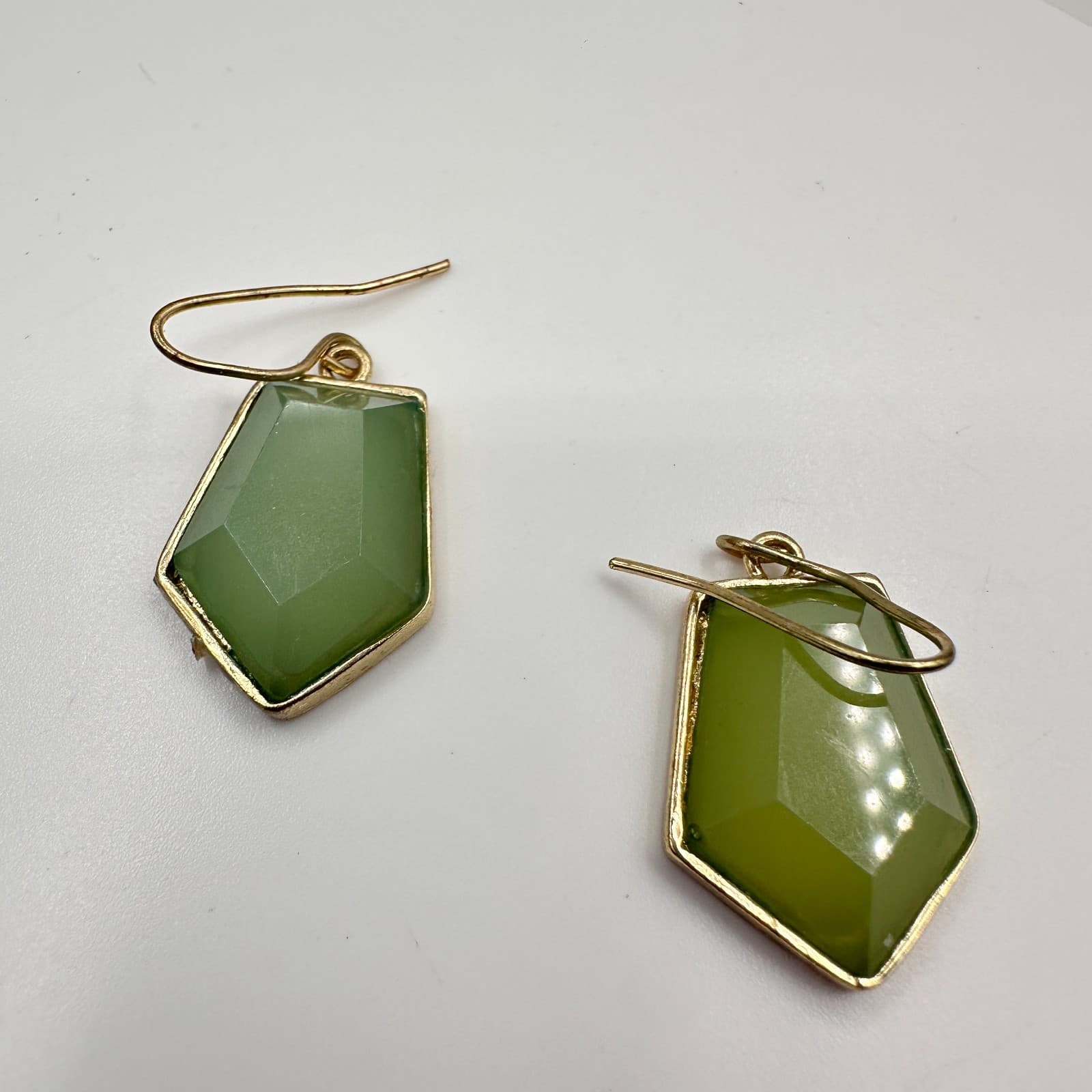 Vintage 90s Green Stone Dangle Earrings Gold Tone Geometric Shield Boho Fashion - Thumbnail 2