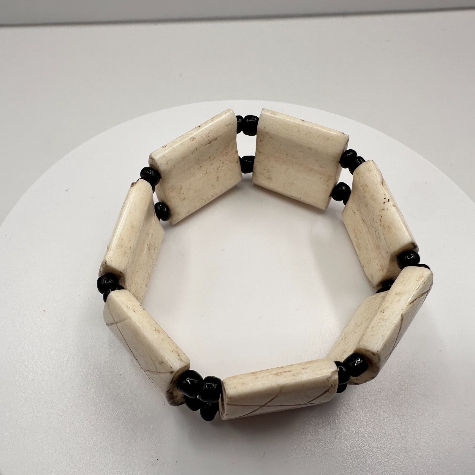 Vintage 90s Hand Carved Stretch Bracelet Cream & Black Beaded Women's Jewelry - Thumbnail 5