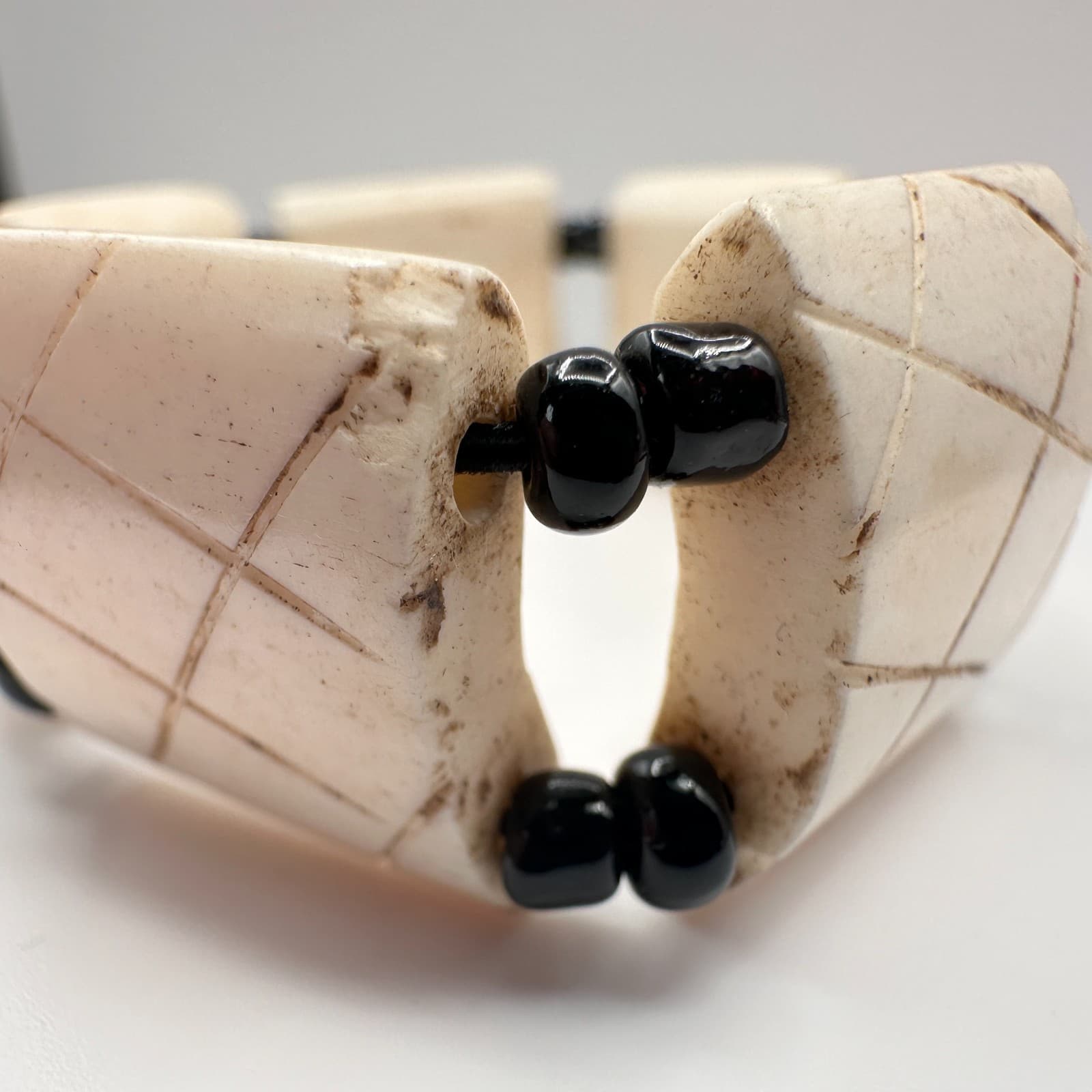 Vintage 90s Hand Carved Stretch Bracelet Cream & Black Beaded Women's Jewelry - Thumbnail 6