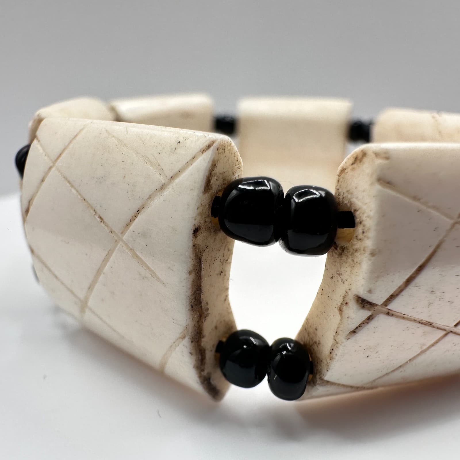 Vintage 90s Hand Carved Stretch Bracelet Cream & Black Beaded Women's Jewelry - Thumbnail 3
