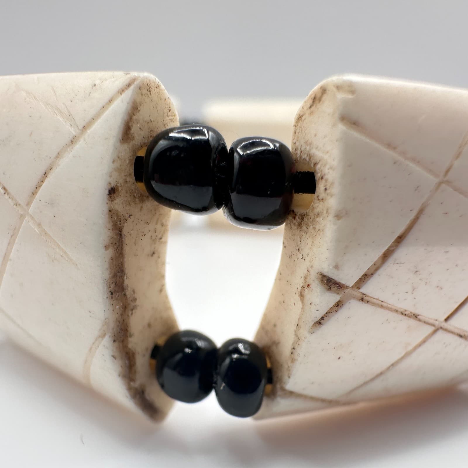 Vintage 90s Hand Carved Stretch Bracelet Cream & Black Beaded Women's Jewelry - Thumbnail 4