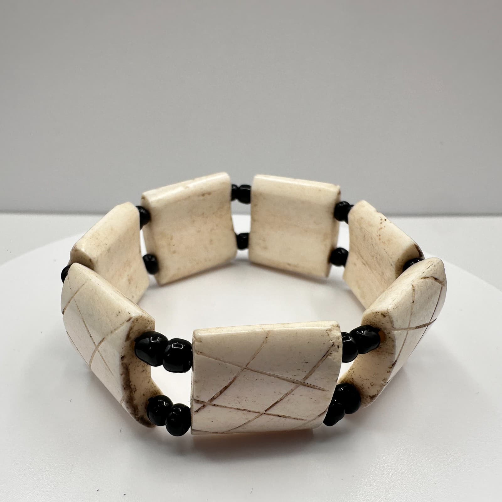 Vintage 90s Hand Carved Stretch Bracelet Cream & Black Beaded Women's Jewelry - Thumbnail 2