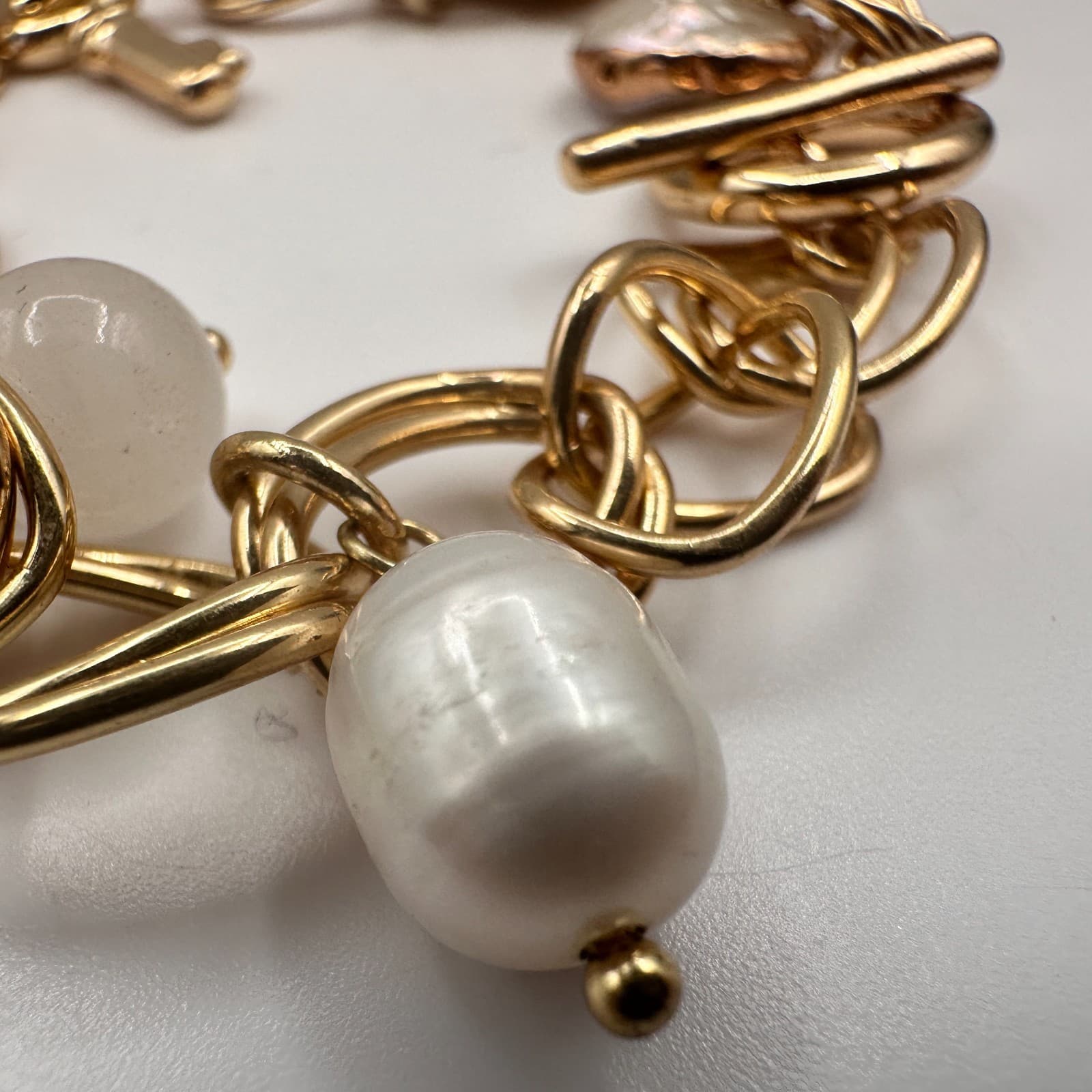 Vintage 90s Gold Tone Chunky Chain Bracelet Heart Key Pearl Toggle Clasp Jewelry - Thumbnail 5