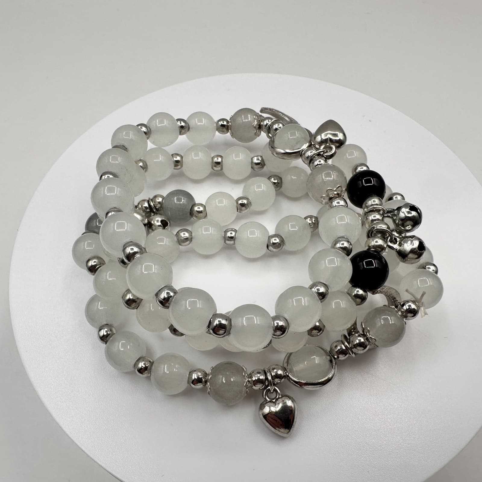 Vintage 80s White Agate Beaded Stretch Bracelet Silver Tone Heart Charm Jewelry - Thumbnail 4