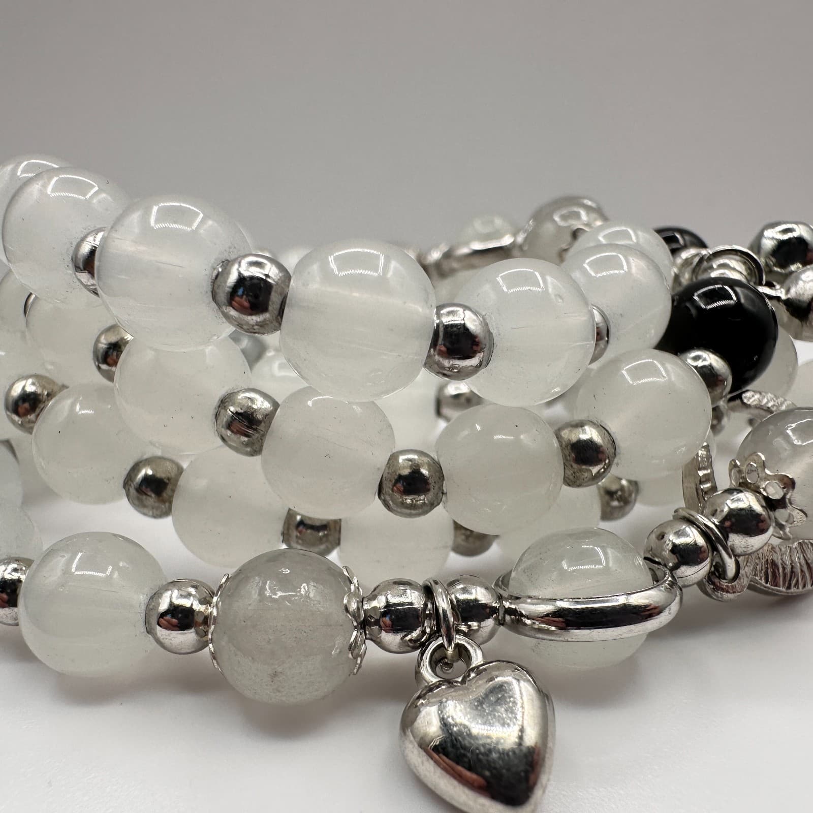 Vintage 80s White Agate Beaded Stretch Bracelet Silver Tone Heart Charm Jewelry - Image 1