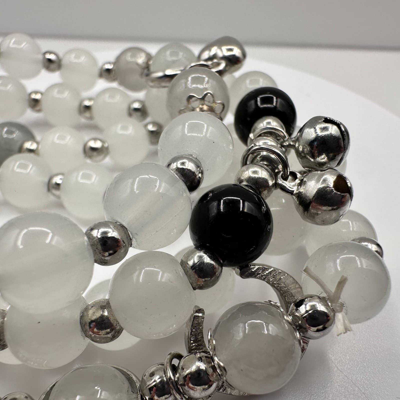 Vintage 80s White Agate Beaded Stretch Bracelet Silver Tone Heart Charm Jewelry - Thumbnail 3