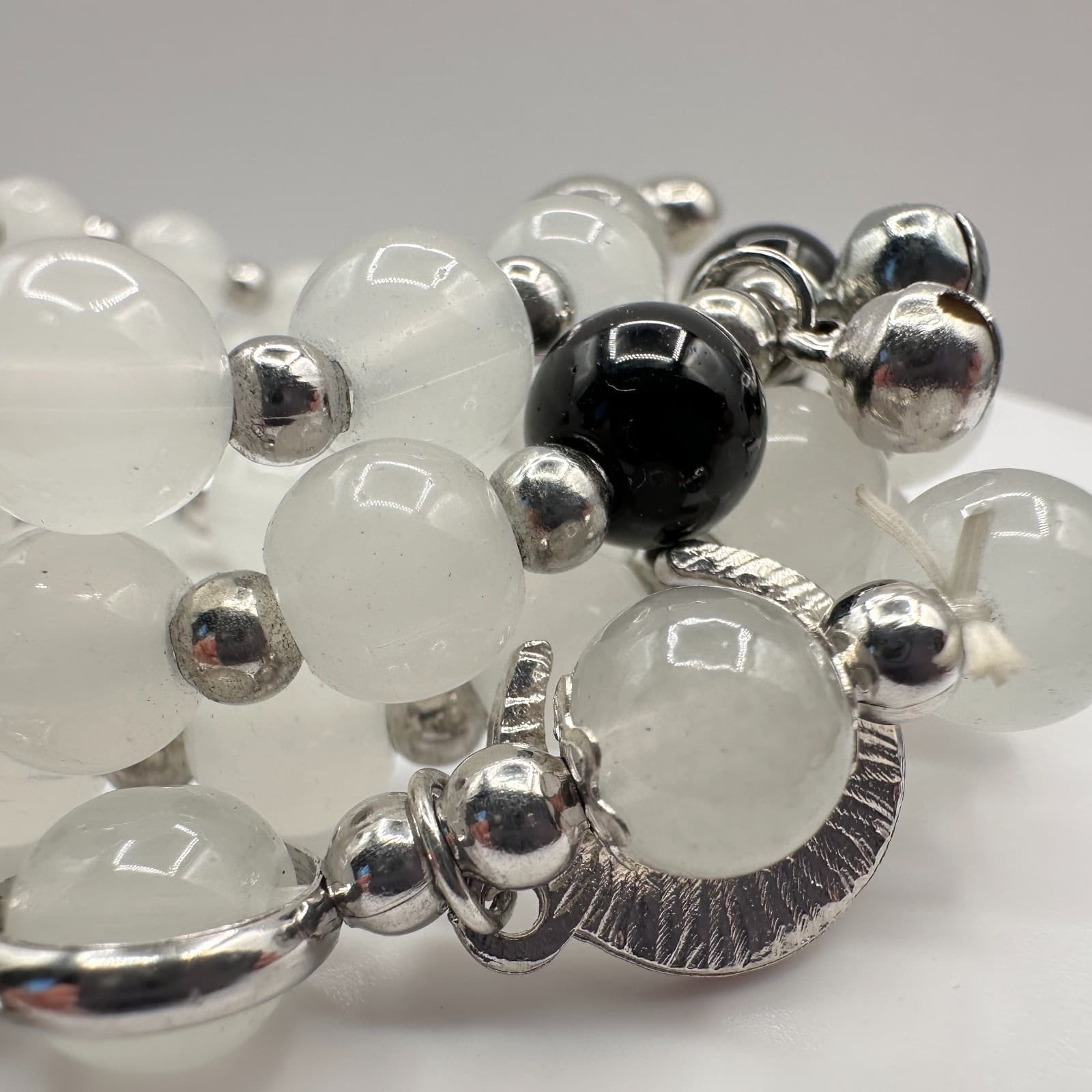 Vintage 80s White Agate Beaded Stretch Bracelet Silver Tone Heart Charm Jewelry - Thumbnail 2