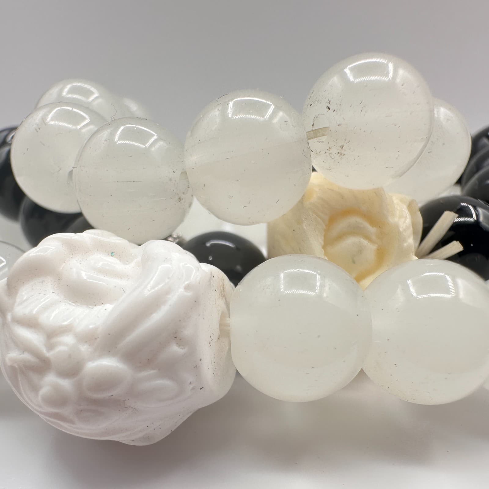 Vintage 90s Beaded Bracelet Set Black White Stones Crown Floral Fashion Jewelry - Thumbnail 4