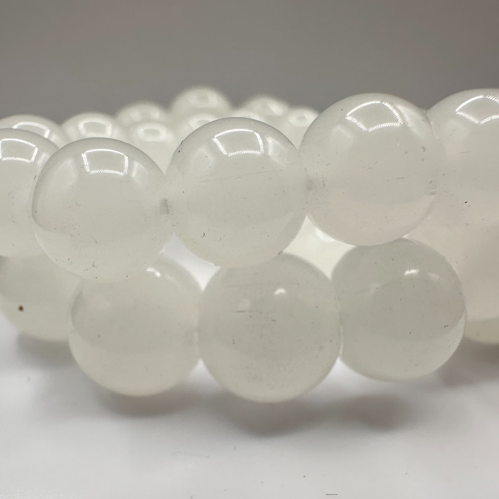 Vintage 90s White Glass Bead Bracelet Lion Crown Charm Stretch Boho Jewelry - Thumbnail 4