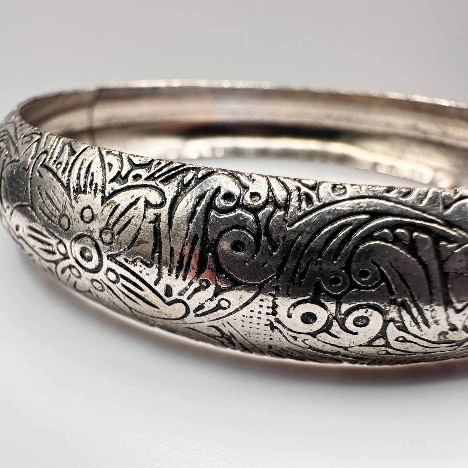 Vintage 80s Silver Tone Floral Bangle Bracelet Etched Boho Statement Jewelry - Thumbnail 3