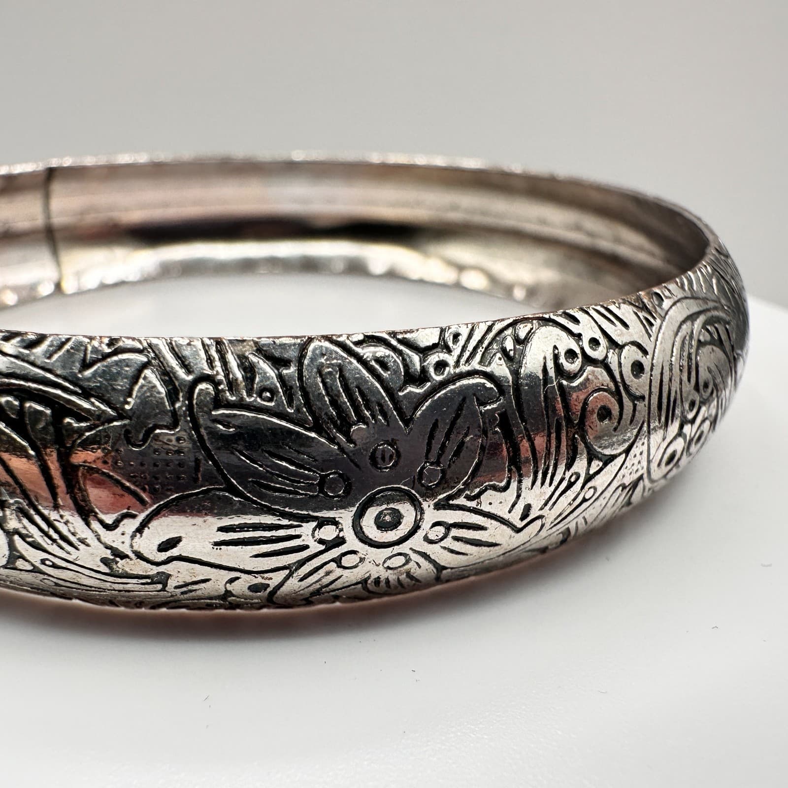 Vintage 80s Silver Tone Floral Bangle Bracelet Etched Boho Statement Jewelry - Thumbnail 4