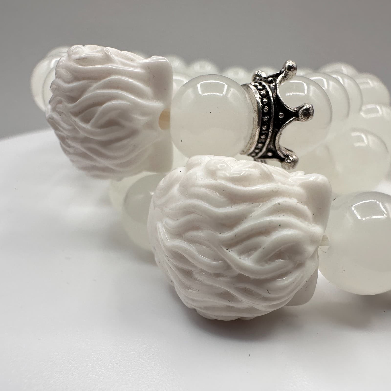 Vintage 90s White Glass Bead Bracelet Lion Crown Charm Stretch Boho Jewelry - Thumbnail 5