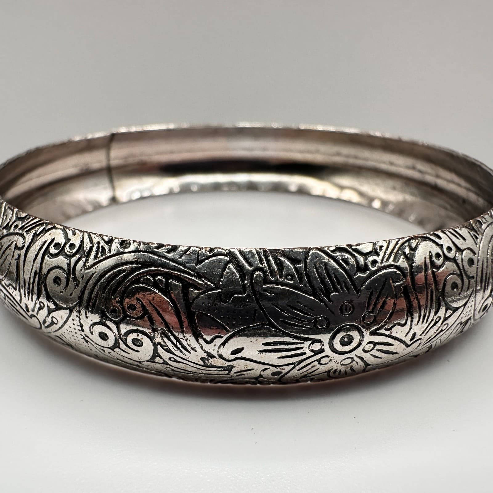 Vintage 80s Silver Tone Floral Bangle Bracelet Etched Boho Statement Jewelry - Thumbnail 2