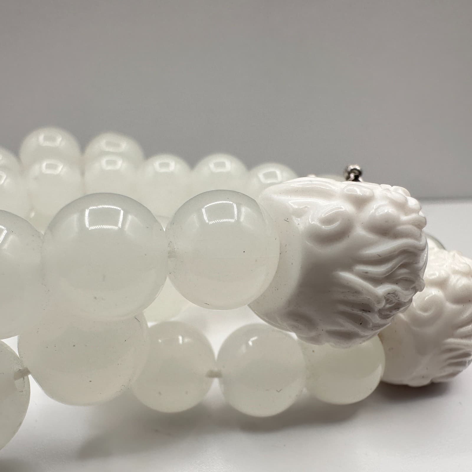 Vintage 90s White Glass Bead Bracelet Lion Crown Charm Stretch Boho Jewelry - Thumbnail 3
