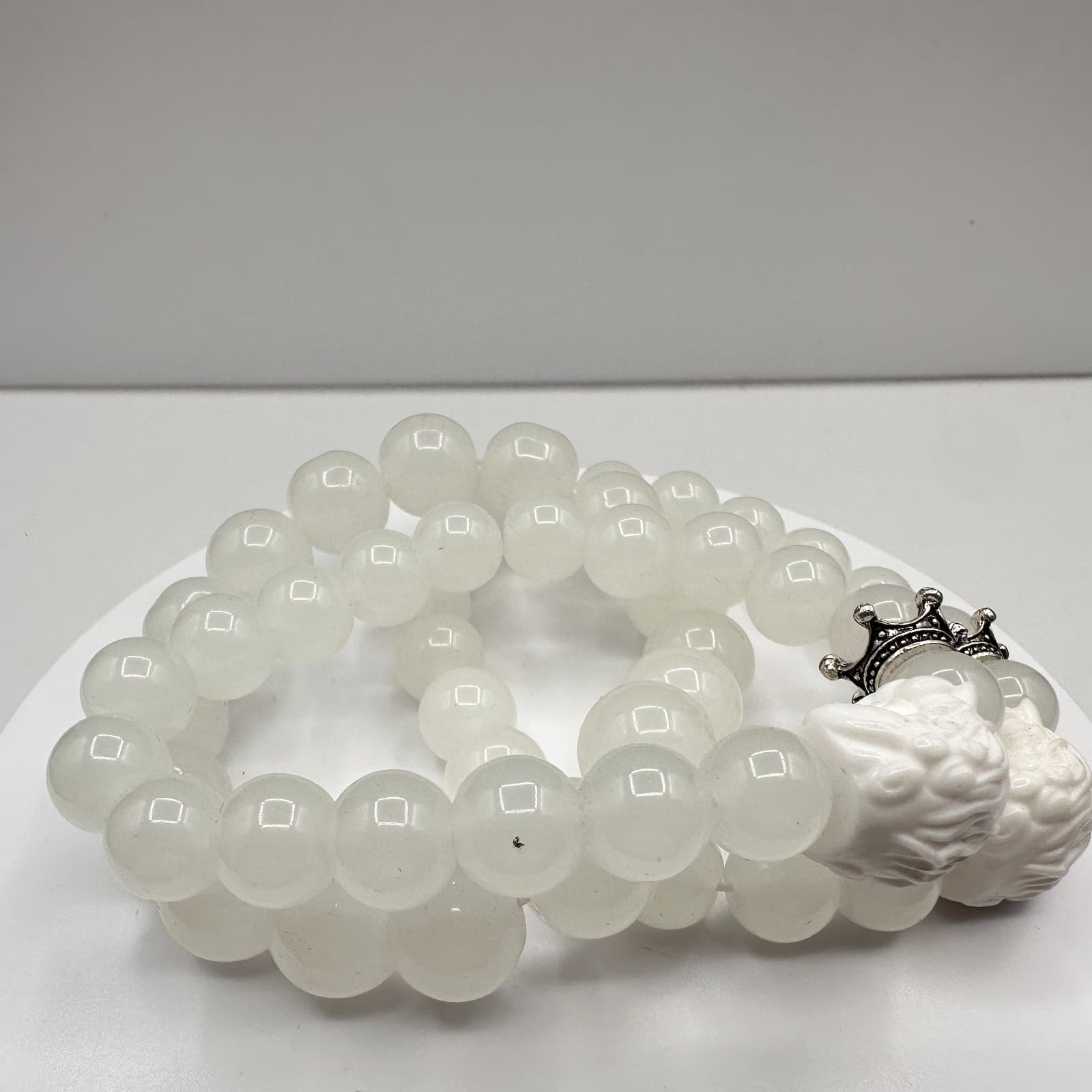 Vintage 90s White Glass Bead Bracelet Lion Crown Charm Stretch Boho Jewelry - Thumbnail 2