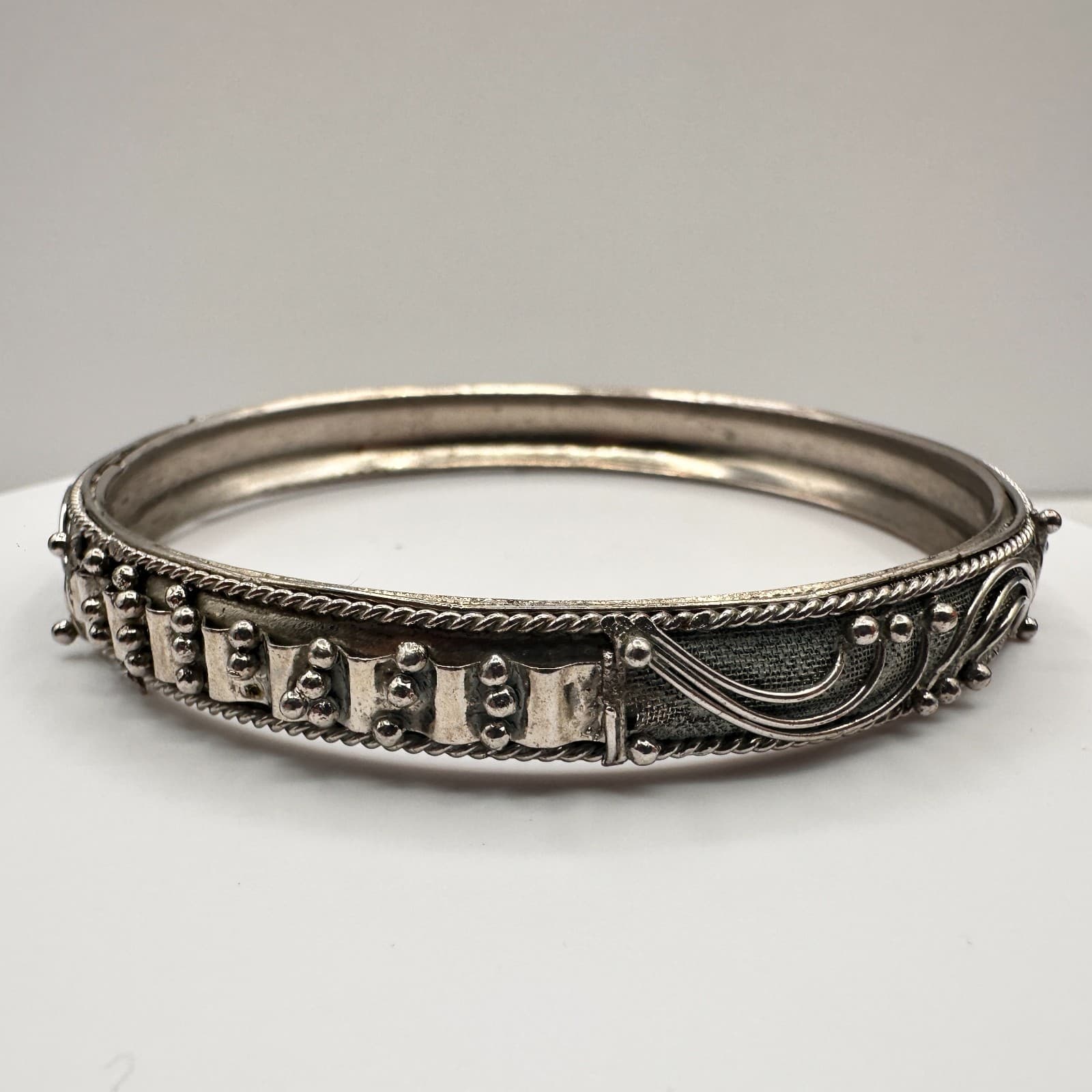 Vintage 80s 90s Silver Tone Textured Bracelet Women's Classic Fashion Jewelry - Thumbnail 3