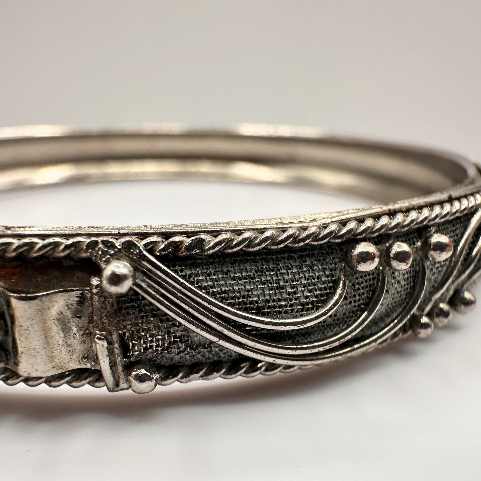 Vintage 80s 90s Silver Tone Textured Bracelet Women's Classic Fashion Jewelry - Thumbnail 6